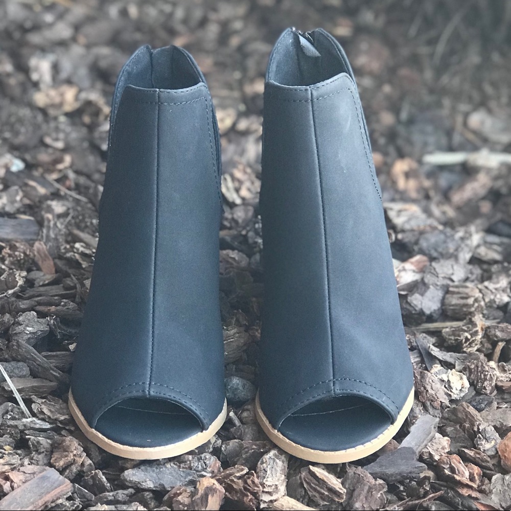 Side cut out peep toe booties - Picture 2 of 7